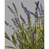 Fekete színű műanyag cserépbe helyezett, mű levendula bokor.